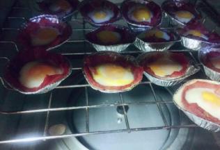 放在烤架上送入烤箱中层上下火150度10分钟