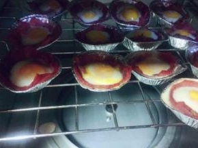 放在烤架上送入烤箱中层上下火150度10分钟