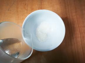 糖碗里面放入一半温水