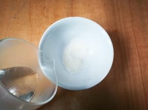 糖碗里面放入一半温水