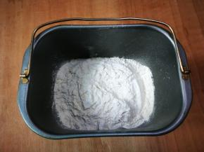 面粉放入面包桶