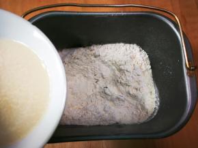 放入发酵粉温水