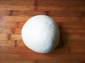 取出面团揉一揉成光滑面团