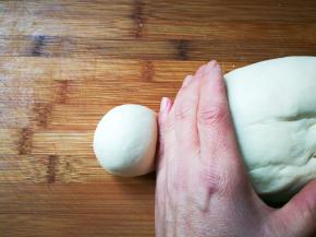 用手在面团一头搓一搓，搓下一个小面团