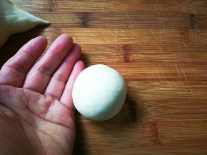 用双手搓搓成圆形