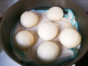 放入蒸锅里面发酵四十分钟左右，一倍大，看到表面湿润就可以蒸