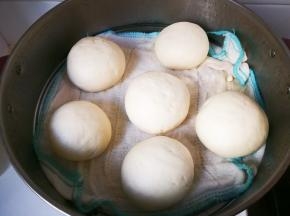 放入蒸锅里面发酵四十分钟左右，一倍大，看到表面湿润就可以蒸