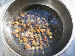 放淹没螺丝的清水再滴几滴食用油，放到有光线地方三小时，螺丝自己会伸出头吐掉里面泥沙