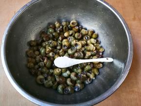 倒掉水放盐颠簸两分钟