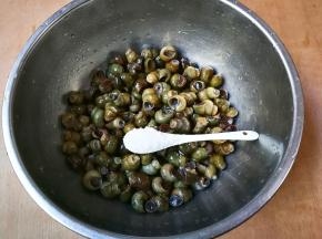 倒掉水放盐颠簸两分钟