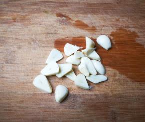 蒜瓣剥去皮切片