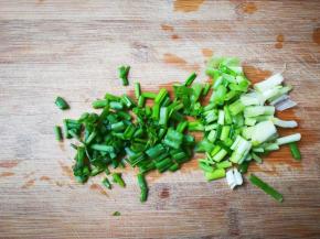 葱洗净切成葱花