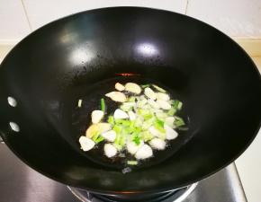 热锅凉油放入葱姜蒜煸香