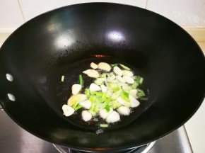 热锅凉油放入葱姜蒜煸香
