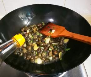 放入料酒翻炒片刻