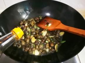 放入料酒翻炒片刻