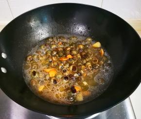 放入和螺丝平齐的热水烧开，中火烧至汤汁剩下四分之一