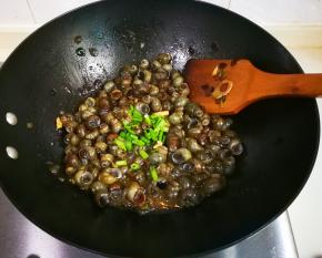 放葱花拌匀出锅