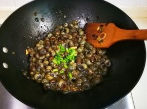 放葱花拌匀出锅