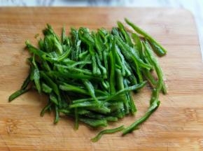 首先将青椒洗干净，去根，去籽，洗干净再切丝。