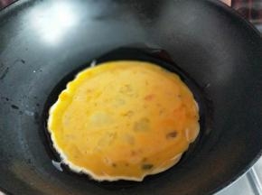 起油锅，倒入打散的蛋液。