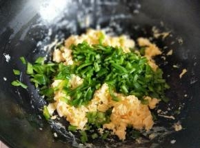 再加入切好的青椒丁。