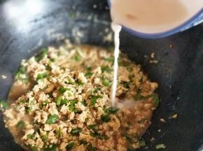 烧开后，倒入淀粉勾芡。(淀粉加入清水化开)