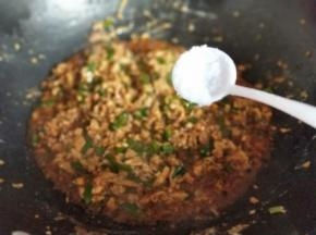 根据个人口味加入盐，关火出锅。