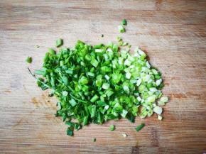 葱洗净切成葱花