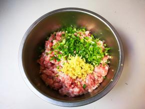 肉糜葱姜都放入盆中