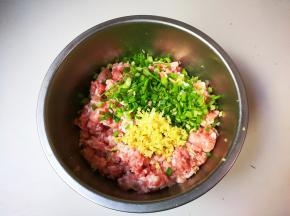 肉糜葱姜都放入盆中