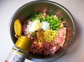 放入白胡椒粉