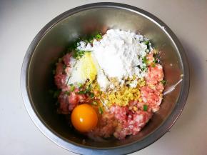 打入鸡蛋，放入玉米淀粉