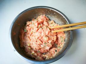 顺时针搅拌均匀至有粘性