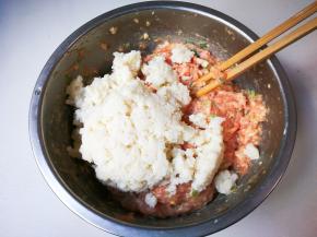 馒头挤掉水压碎放入盆中