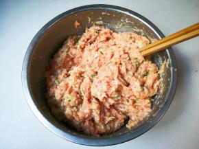 再顺时针搅拌均匀至有粘性