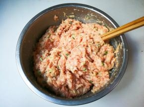 再顺时针搅拌均匀至有粘性