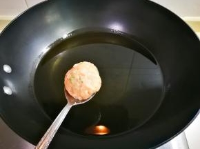 锅中烧热油，用勺子滚圆肉糜放入锅中炸