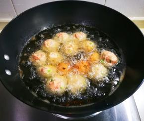 炸至浅黄翻面再炸