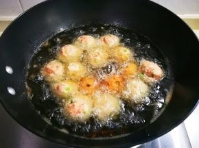 炸至浅黄翻面再炸