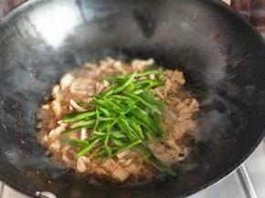 加入切好的青椒丝，翻炒。
