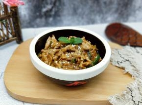 盛出装入碗中，撒上白芝麻。