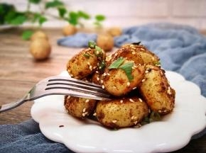 土豆皮建议别去掉，因为这样煎出来表皮是脆香的，剥了皮就没这外脆内糯的口感了！
只要把土豆皮洗干净好了！
真的很好吃呢，我家小二都吃了一碟子！