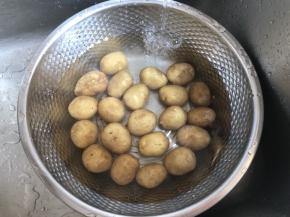 土豆洗干净表面沙泥