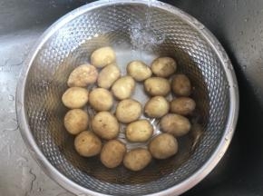 土豆洗干净表面沙泥