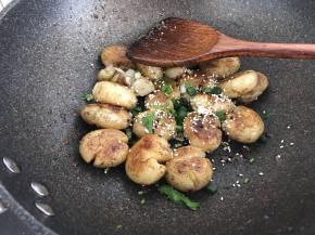 放入适量葱花，炒均匀即可