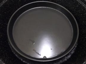 锅里烧水，放上蒸架和蒸盘