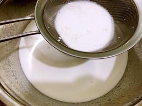 搅拌均匀粉类融化后，过筛一次