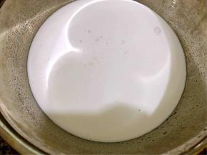 椰汁层就完成了（这个就暂时放置一边，蒸的时候再拿出来）