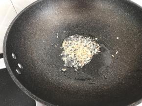 然后热锅，下点油，把姜蒜炒香